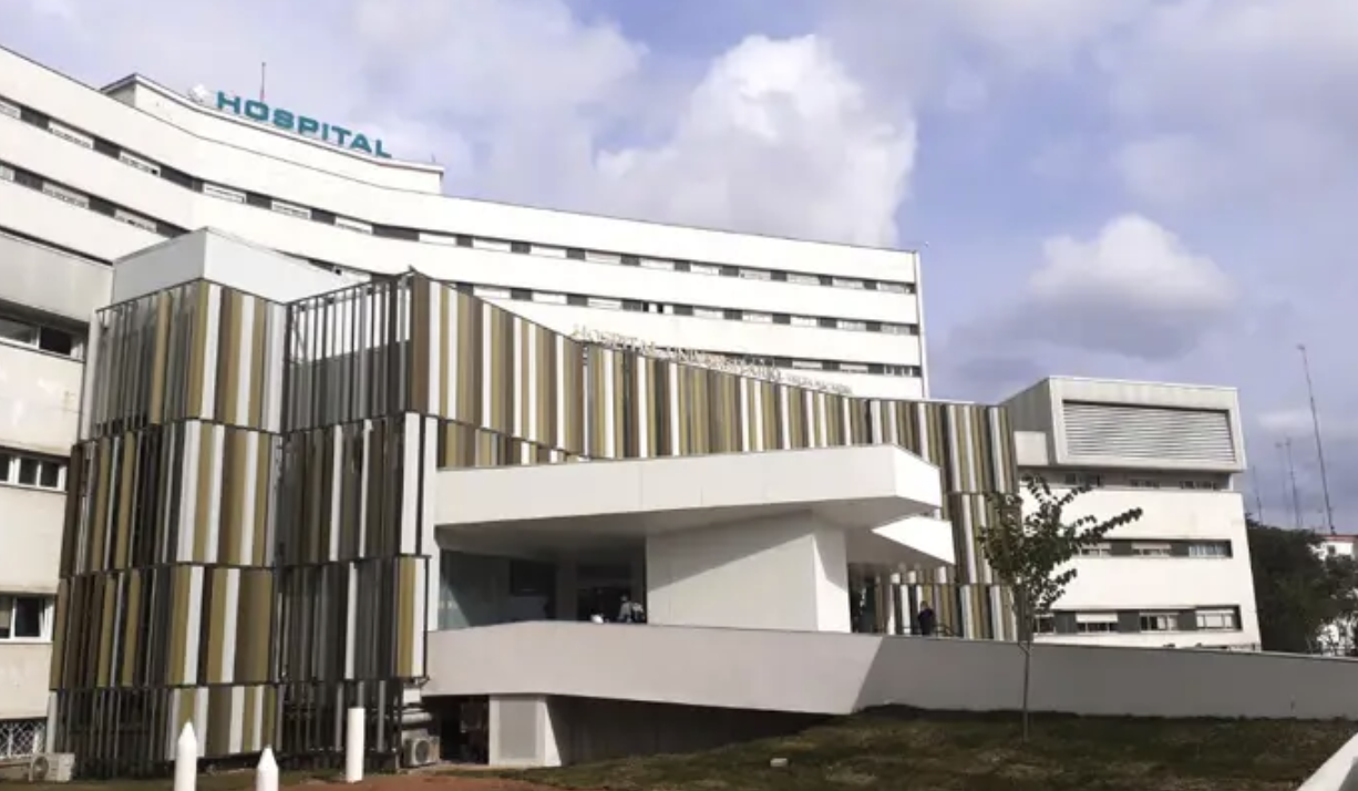 Fachada del hospital Virgen Macarena, de Sevilla.