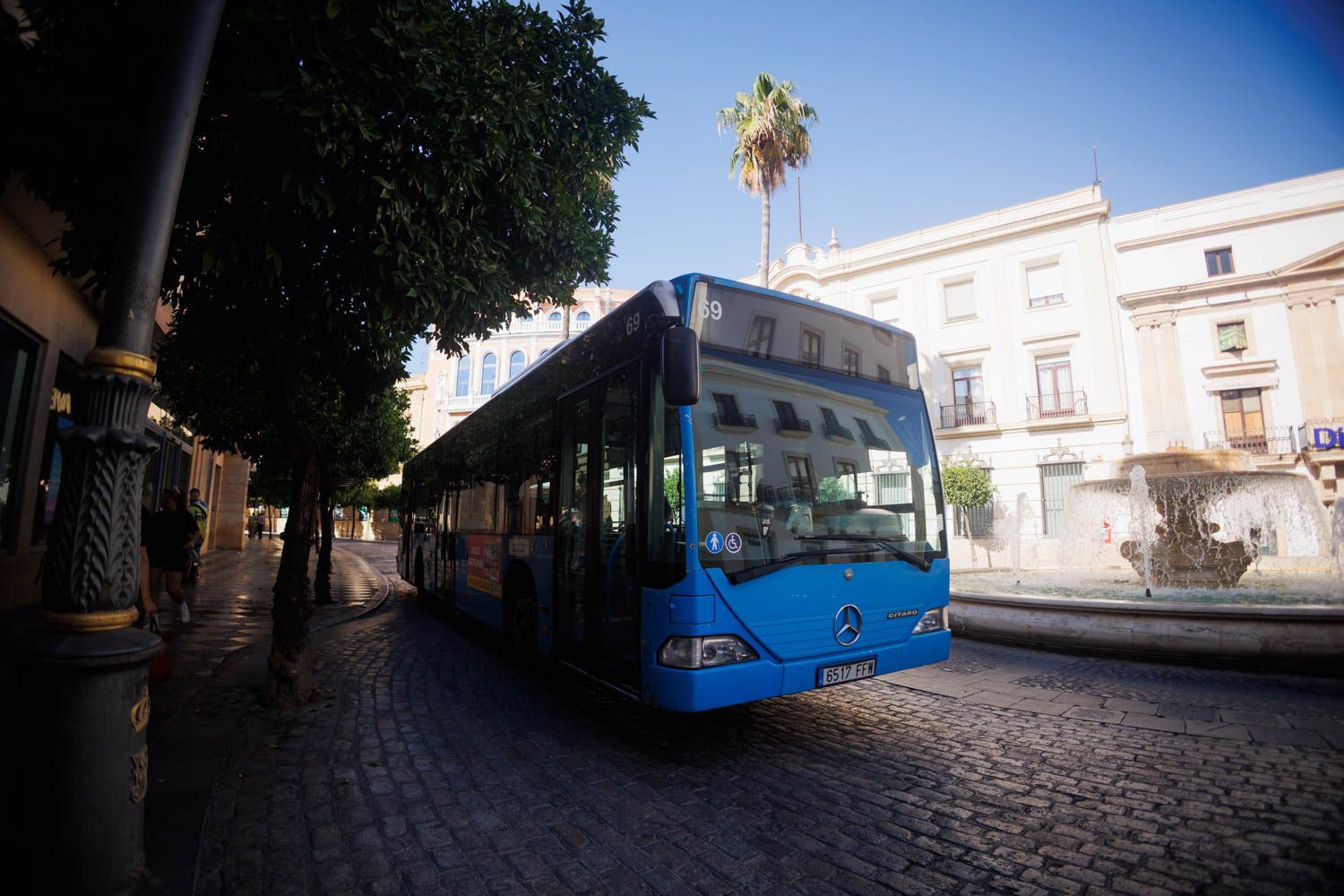 Un autobús urbano de Jerez, por el centro de la ciudad.