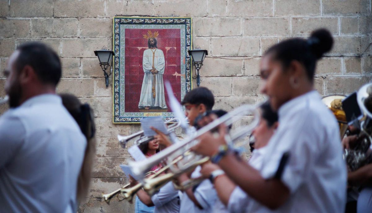 La banda de San Juan frente a la iglesia.