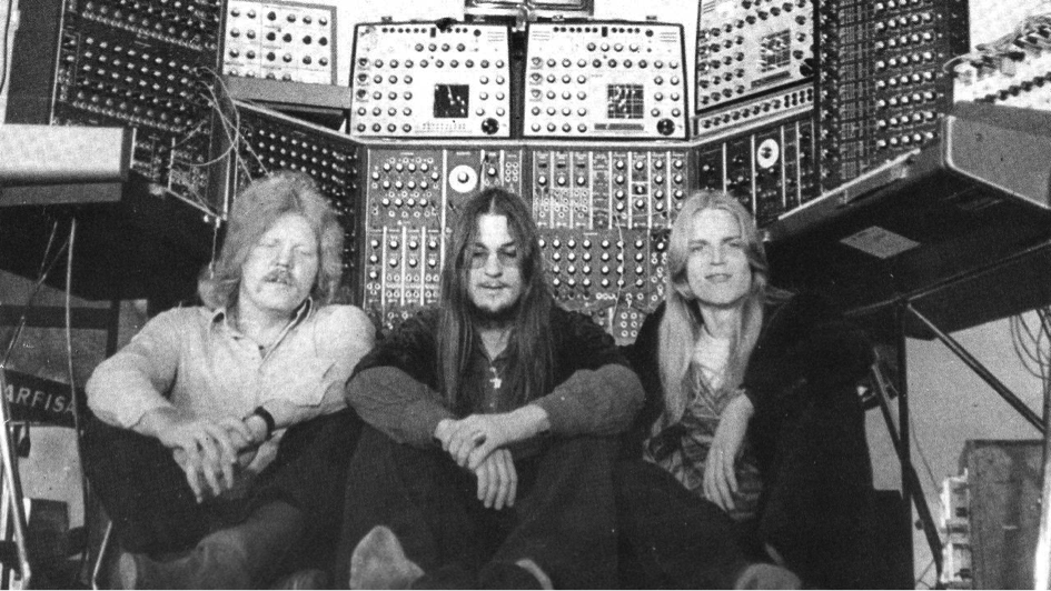Klaus Schulze y otros músicos de Tangerine en compañía de su sintetizador. 