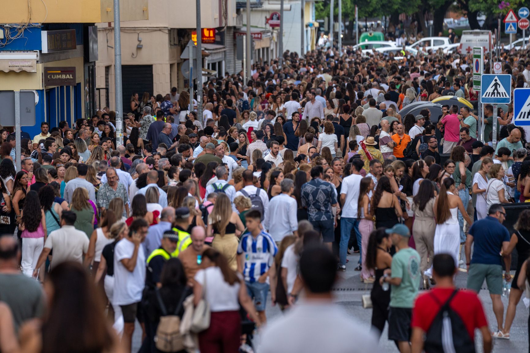Ríos de gente junto al estadio.