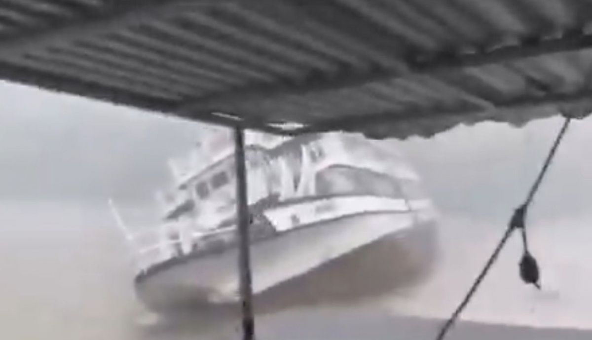 El barco, durante la tormenta.