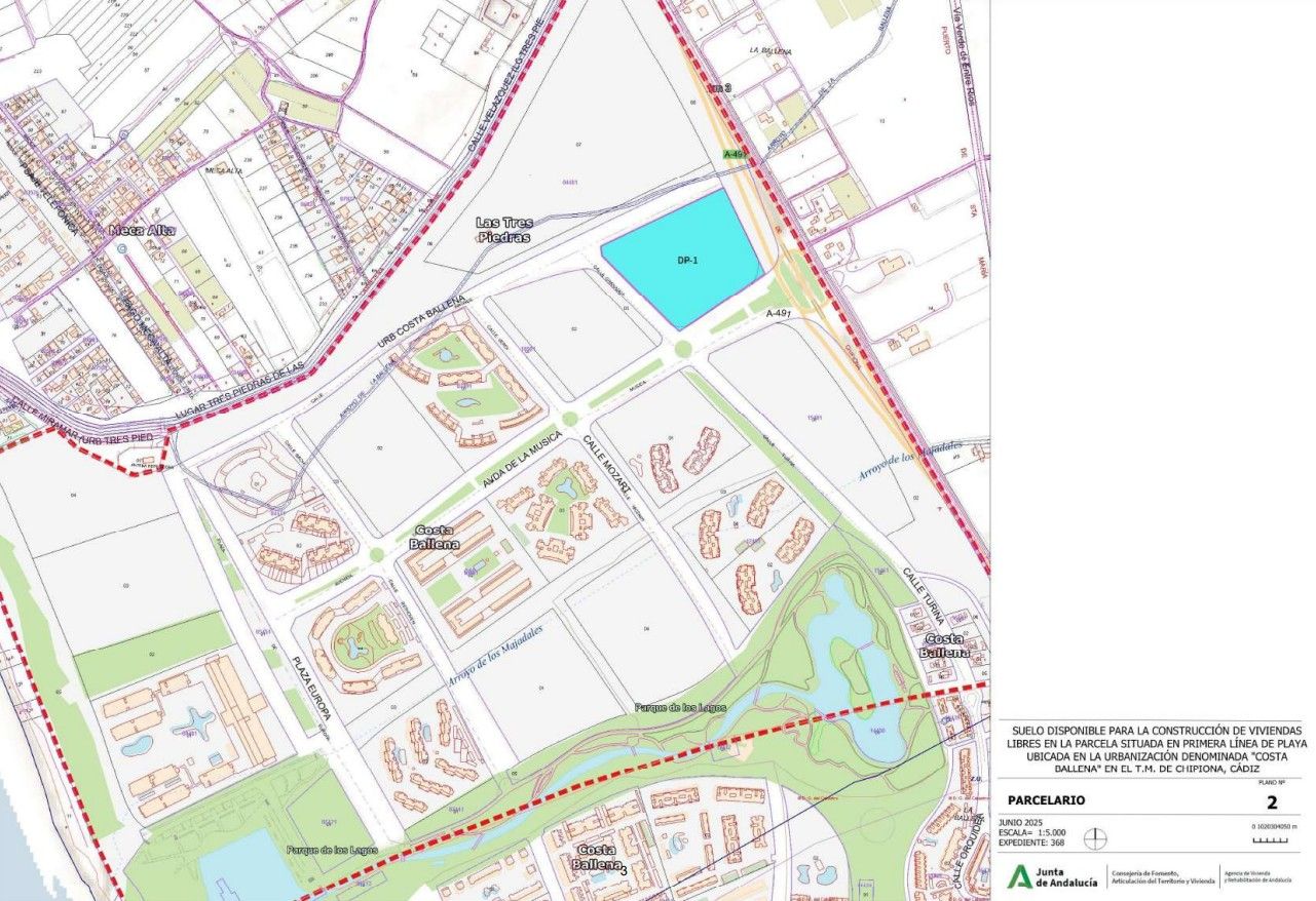 La ubicación de la parcela, con la playa a la izquierda.