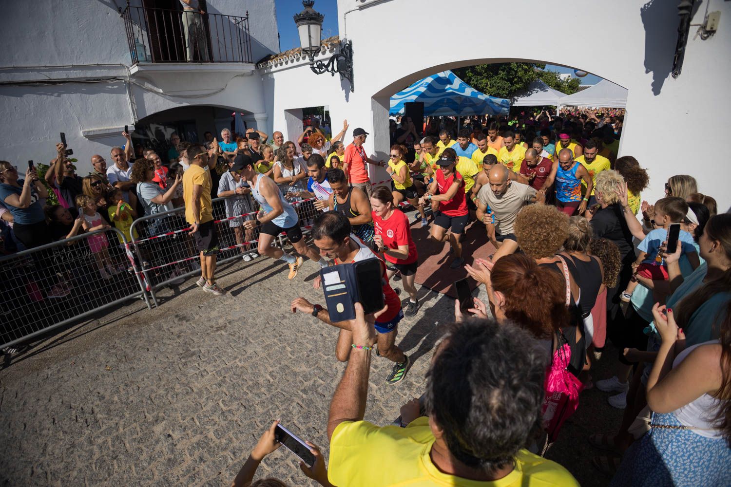 Salida multitudinaria entre vítores y emoción