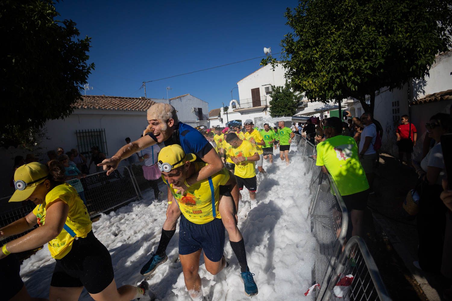Espuma, color y alegría en cada paso