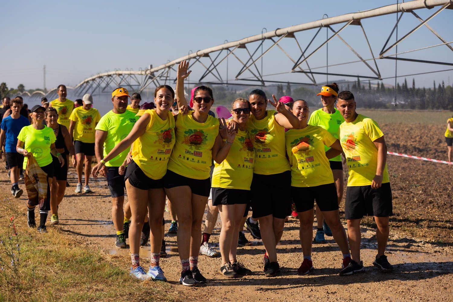 Diversión en grupo bajo el riego