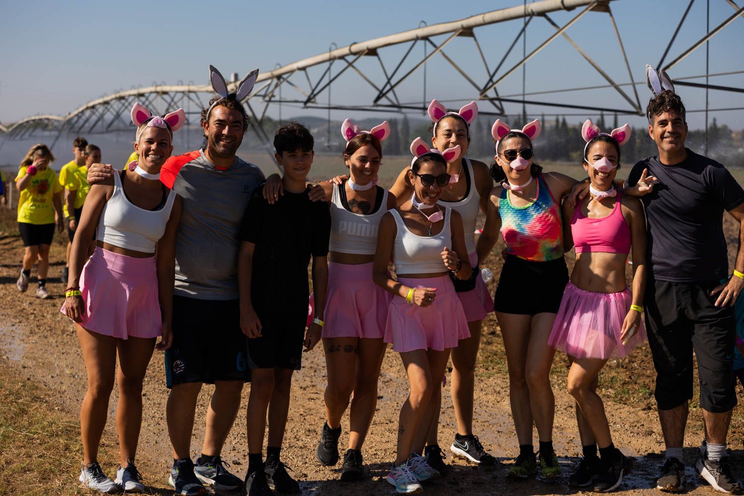 Orejas, tutús y alegría: el equipo más adorable del barro