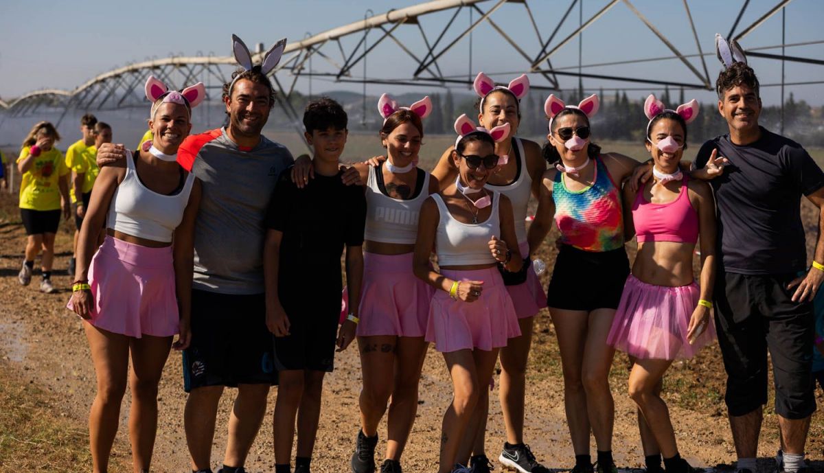 Orejas, tutús y alegría: el equipo más adorable del barro