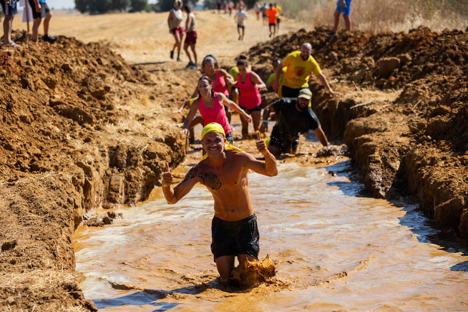¡Barro y sonrisas! Orgullo y esfuerzo en cada paso