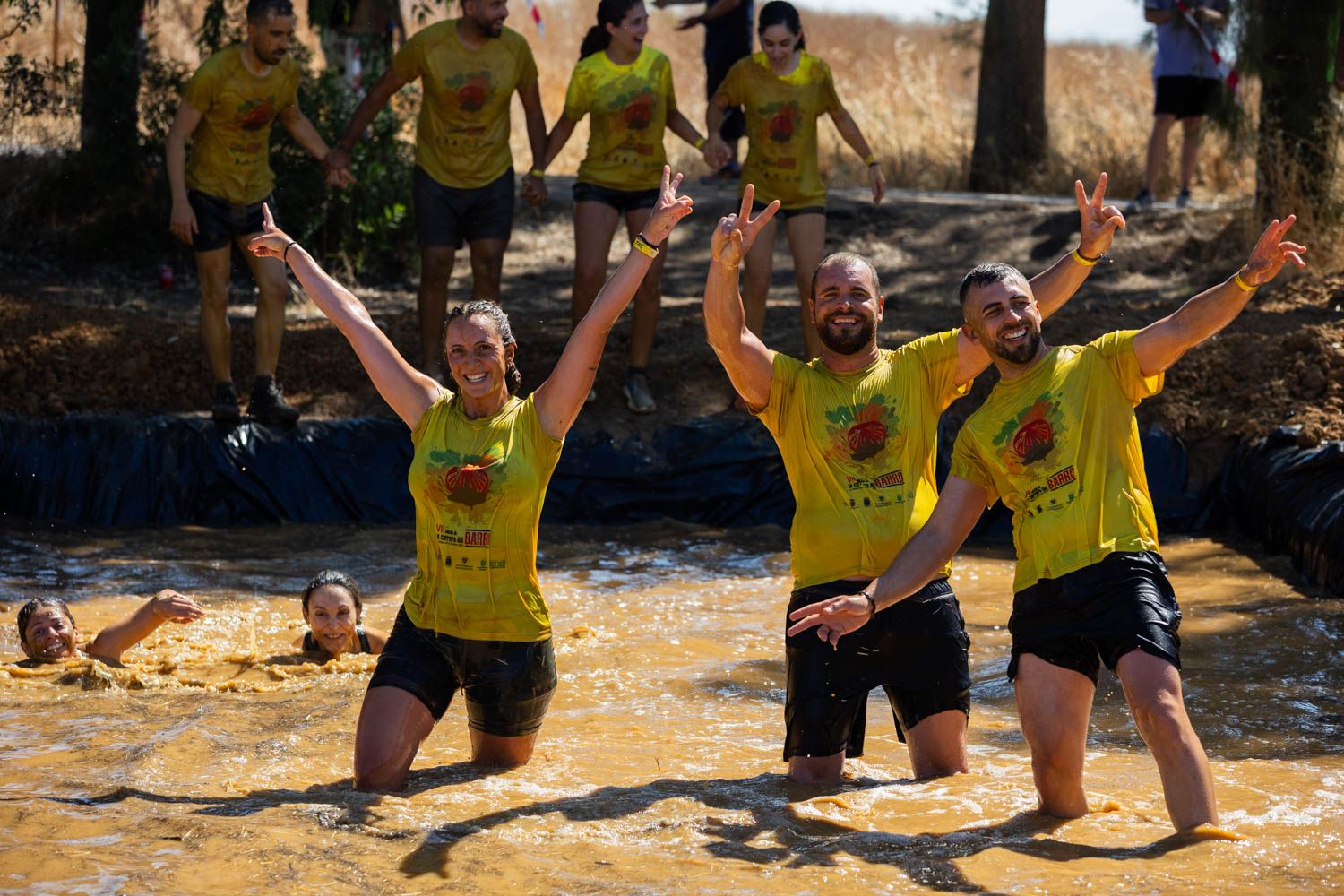 ¡Alegría embarrada con los brazos en alto!
