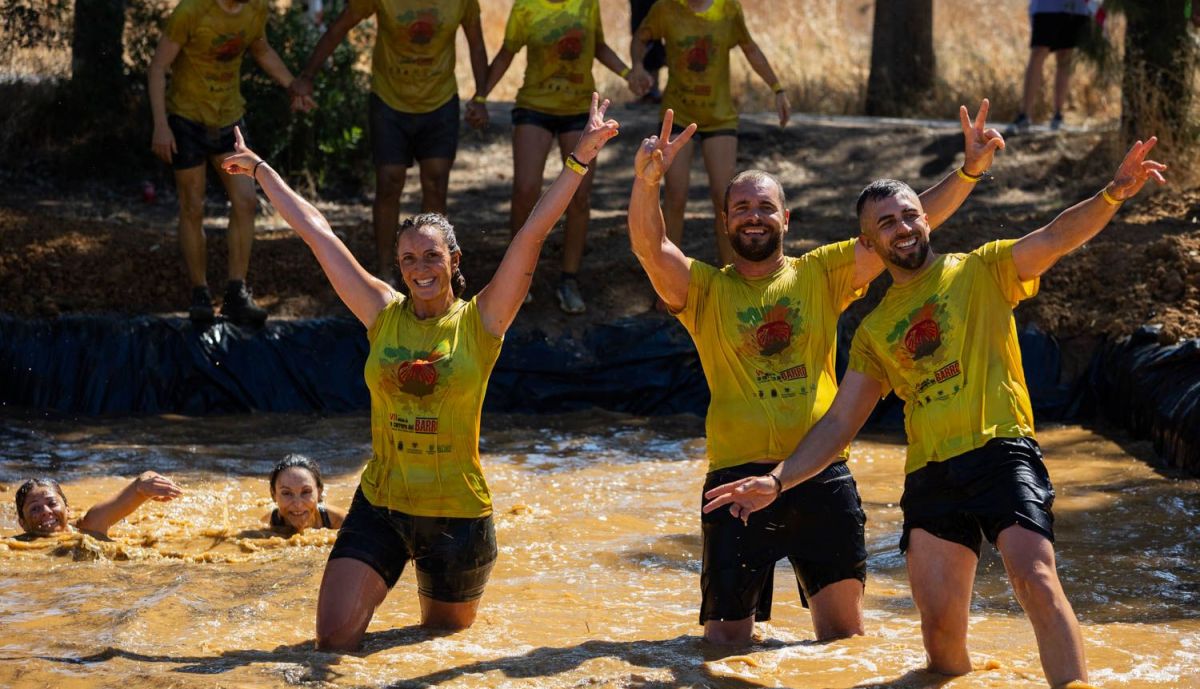 ¡Alegría embarrada con los brazos en alto!