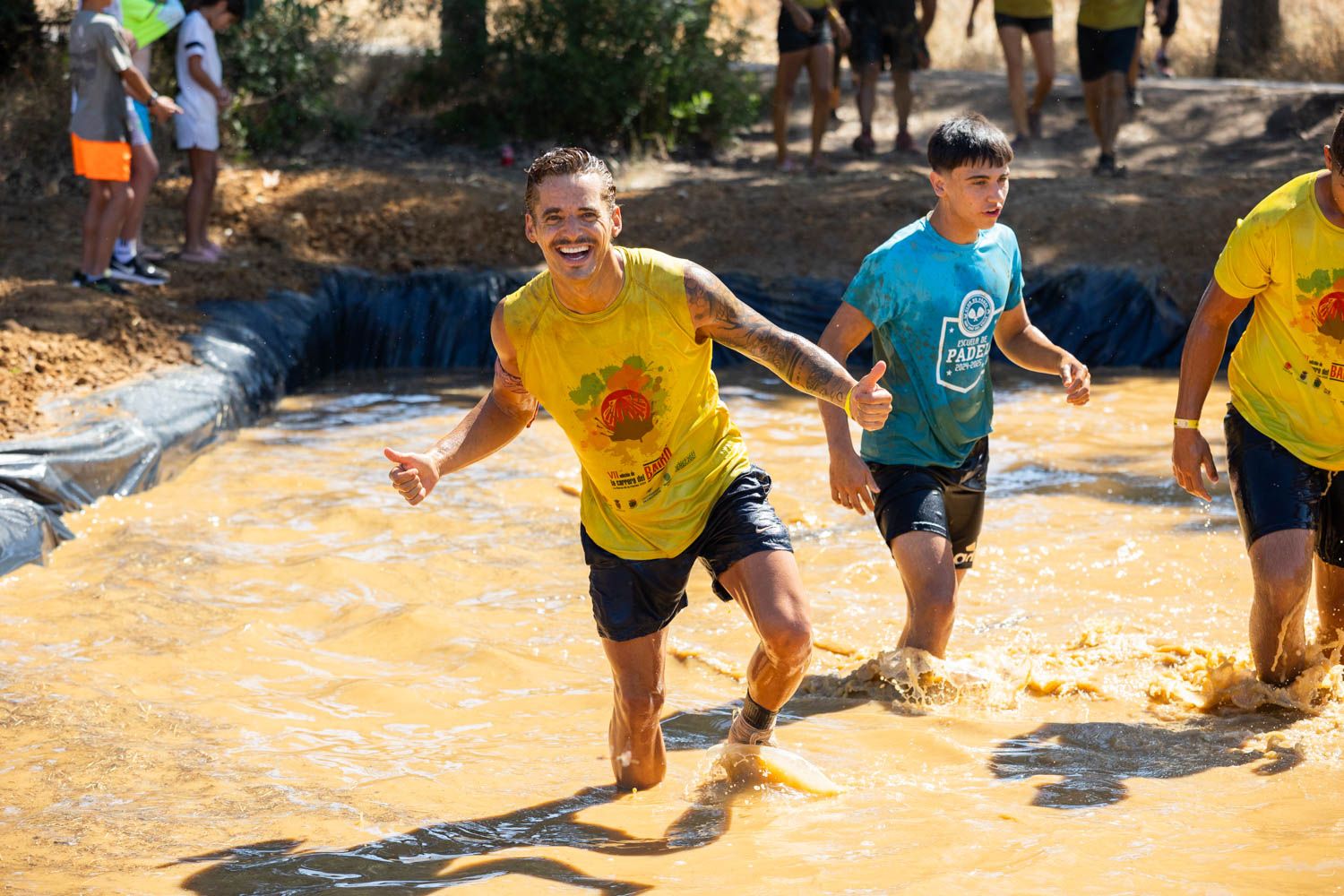 Dedos arriba y corazón contento