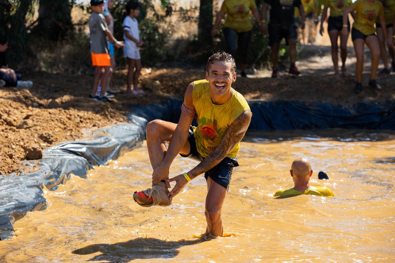 Zapato rotos y vendados para aguantar el barro