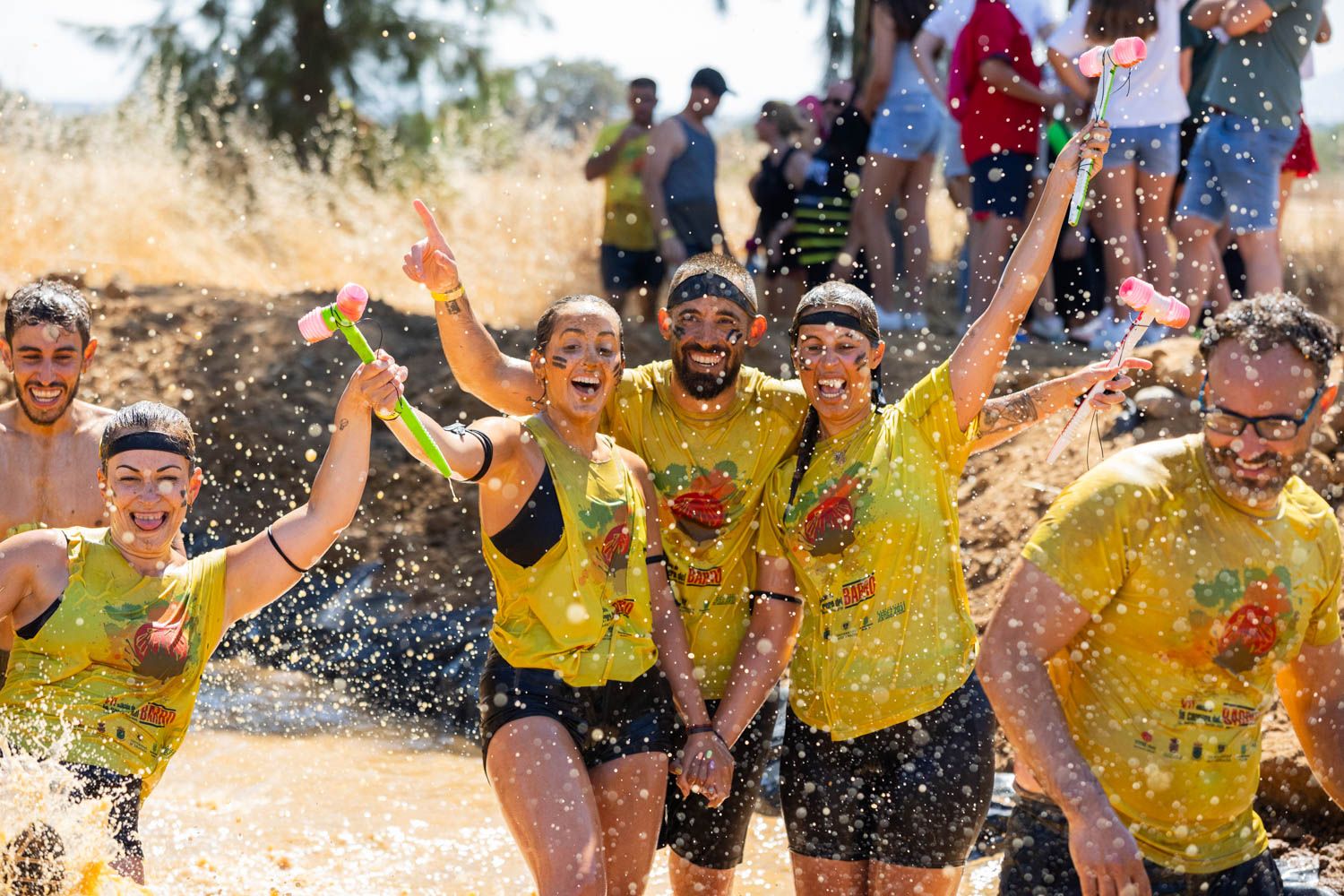 Celebración bajo la lluvia de barro