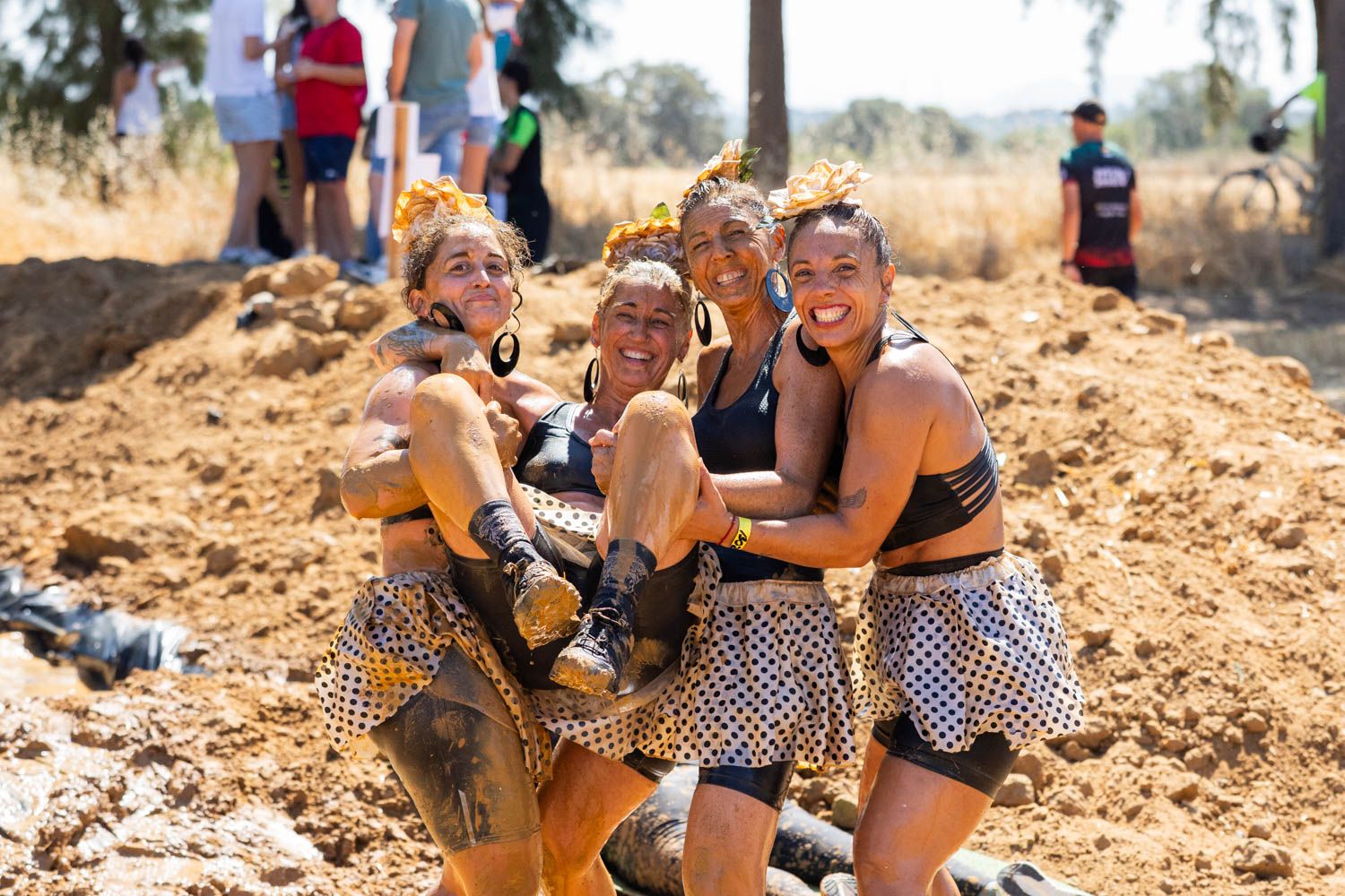Reinas del barro en desfile