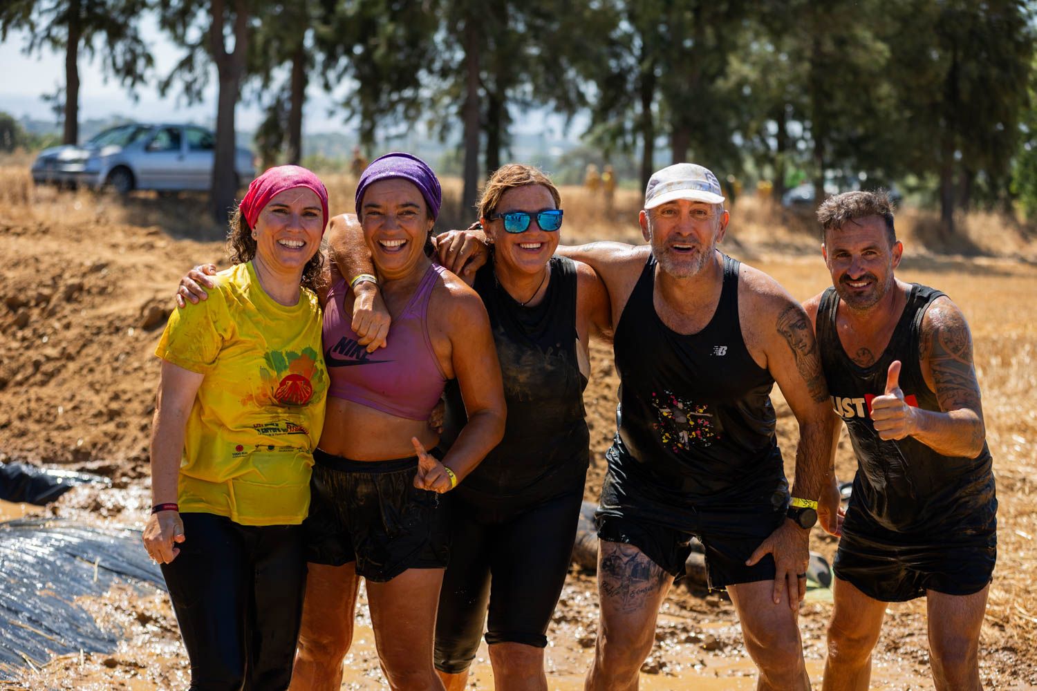 Compañerismo que brilla entre el barro