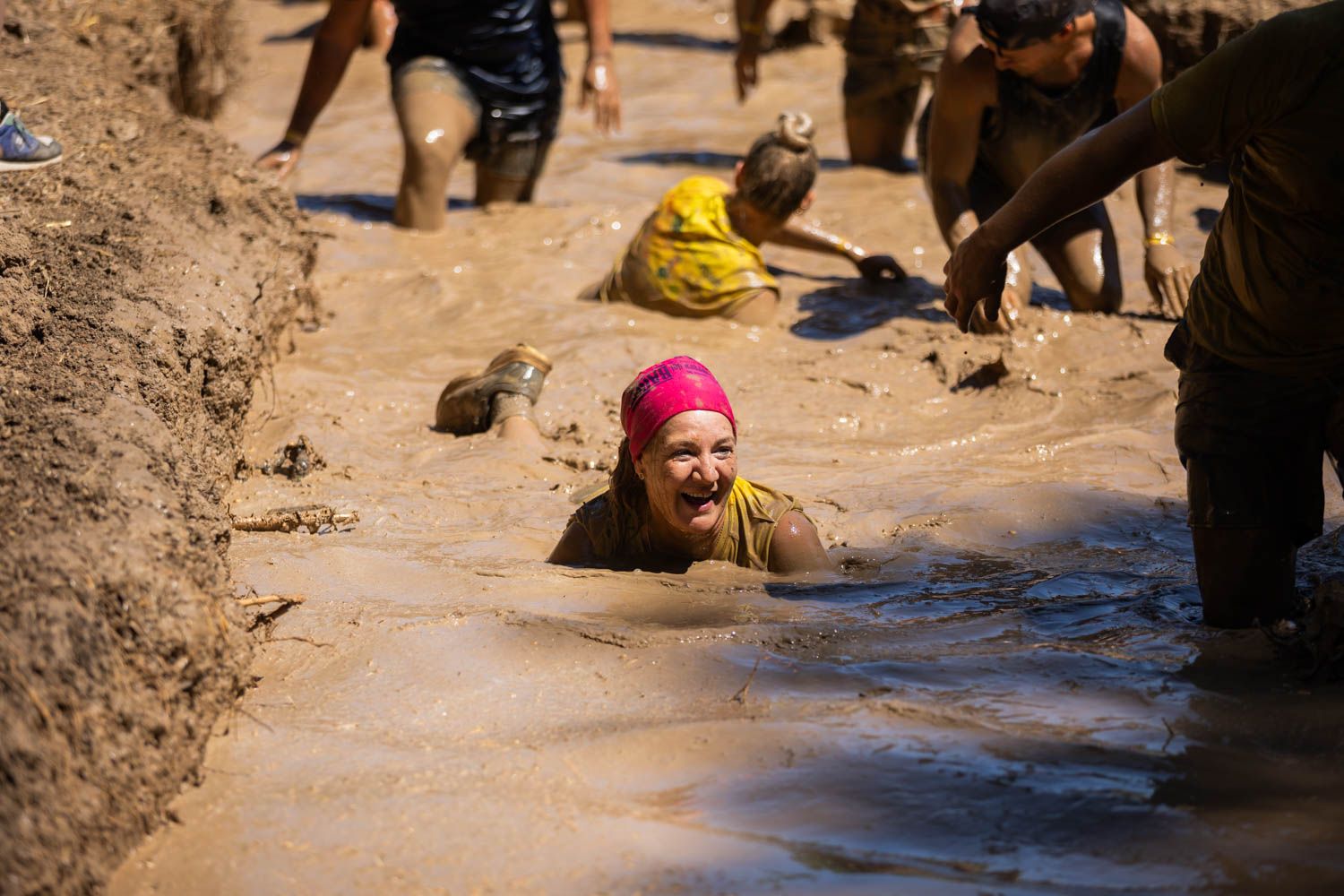 Barro hasta el cuello, pero con una gran sonrisa
