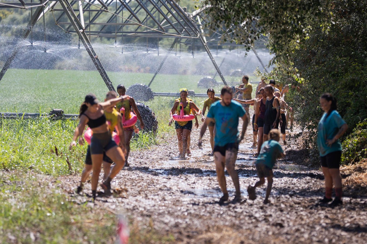 Rumbo al barro bajo los aspersores