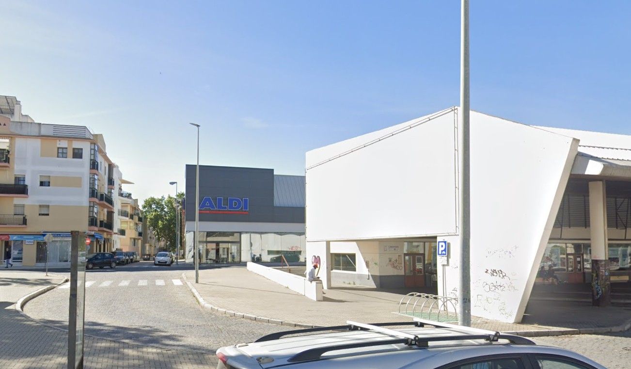 El Aldi junto a la estación de autobuses de Sanlúcar.