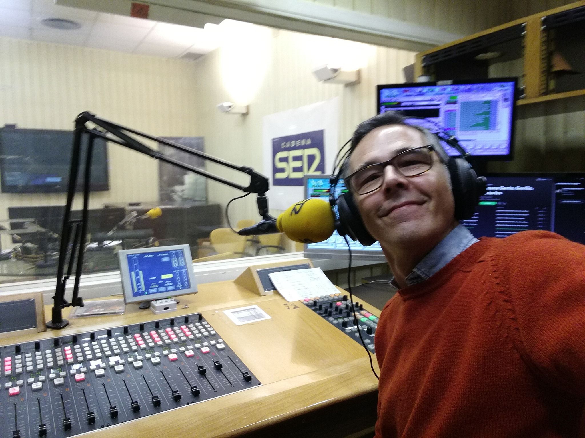 Juan Ignacio López, en una imagen en el control de Radio Jerez.