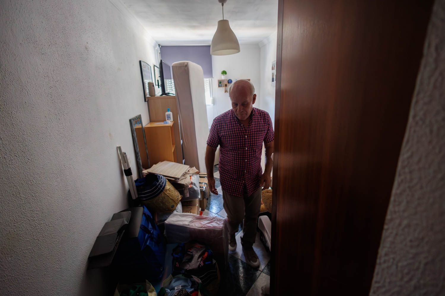 La familia, desalojando su casa horas antes del desahucio en Jerez.