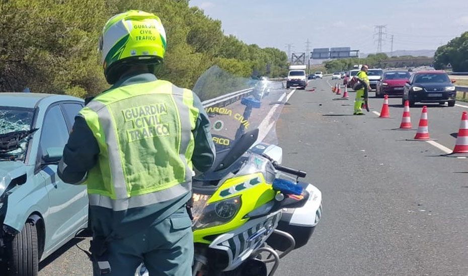 Agente de la Guardia Civil de Tráfico tras un accidente.