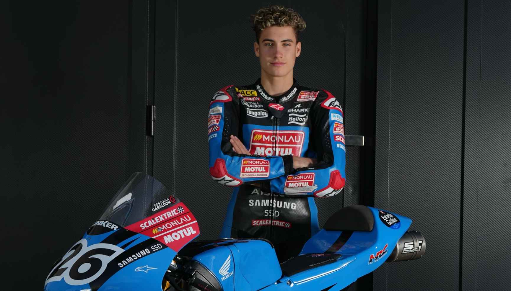 Pau Alsina, con su moto.