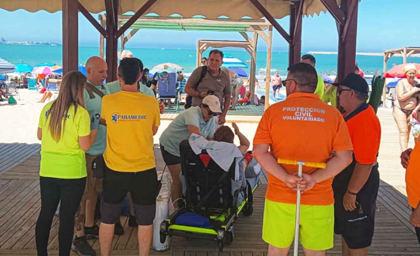 Una imagen del sueño cumplido por una mujer de Jerez de volver a bañarse en la playa.