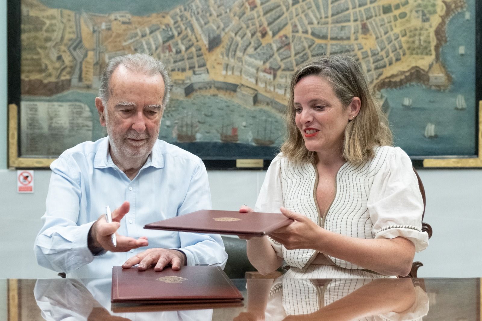La teniente de alcalde de Cultura en la firma del convenio para los grabados donados para el Museo de Las Cortes.