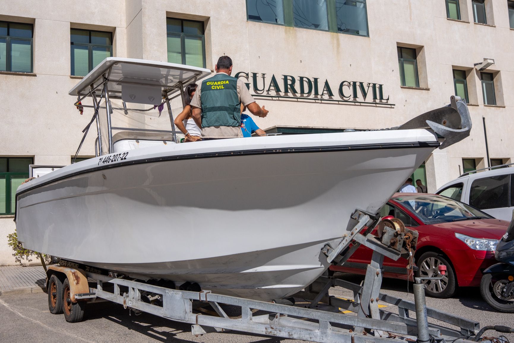 Guardias civiles muestran el último 'avance' de los narcotraficantes.