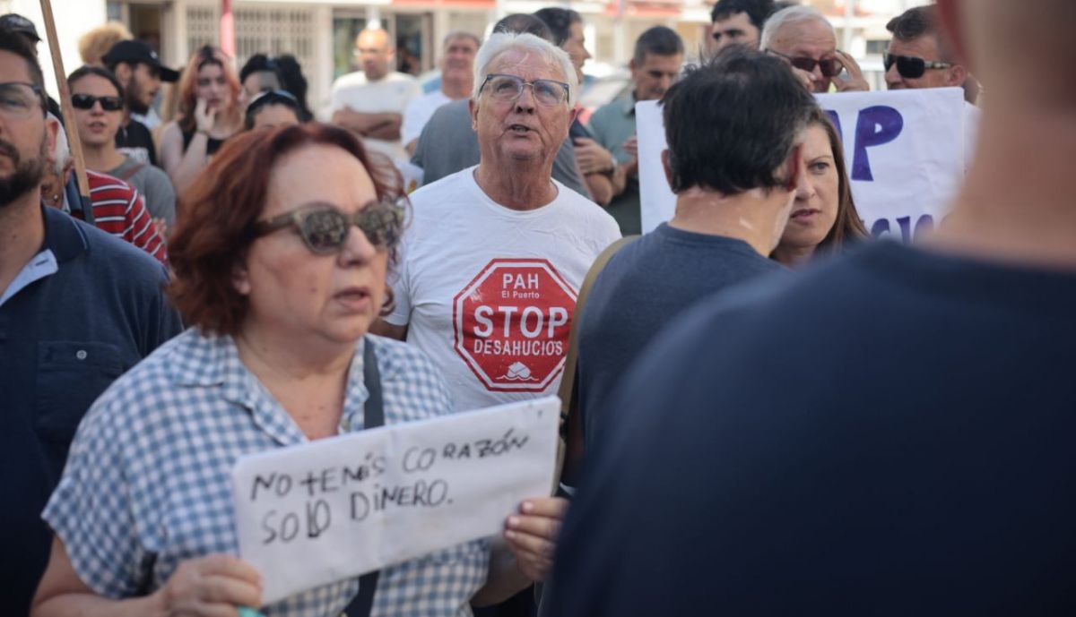 Manifestantes frente al bloque de viviendas.