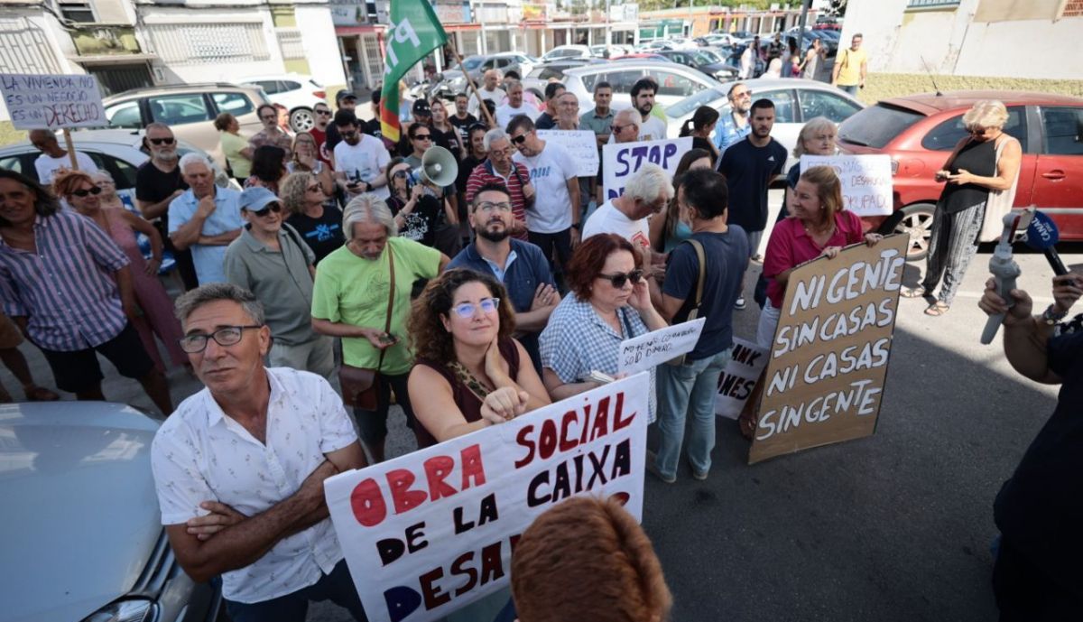 Manifestantes, entre ellos, el líder de IU en Cádiz, Jorge Rodríguez.