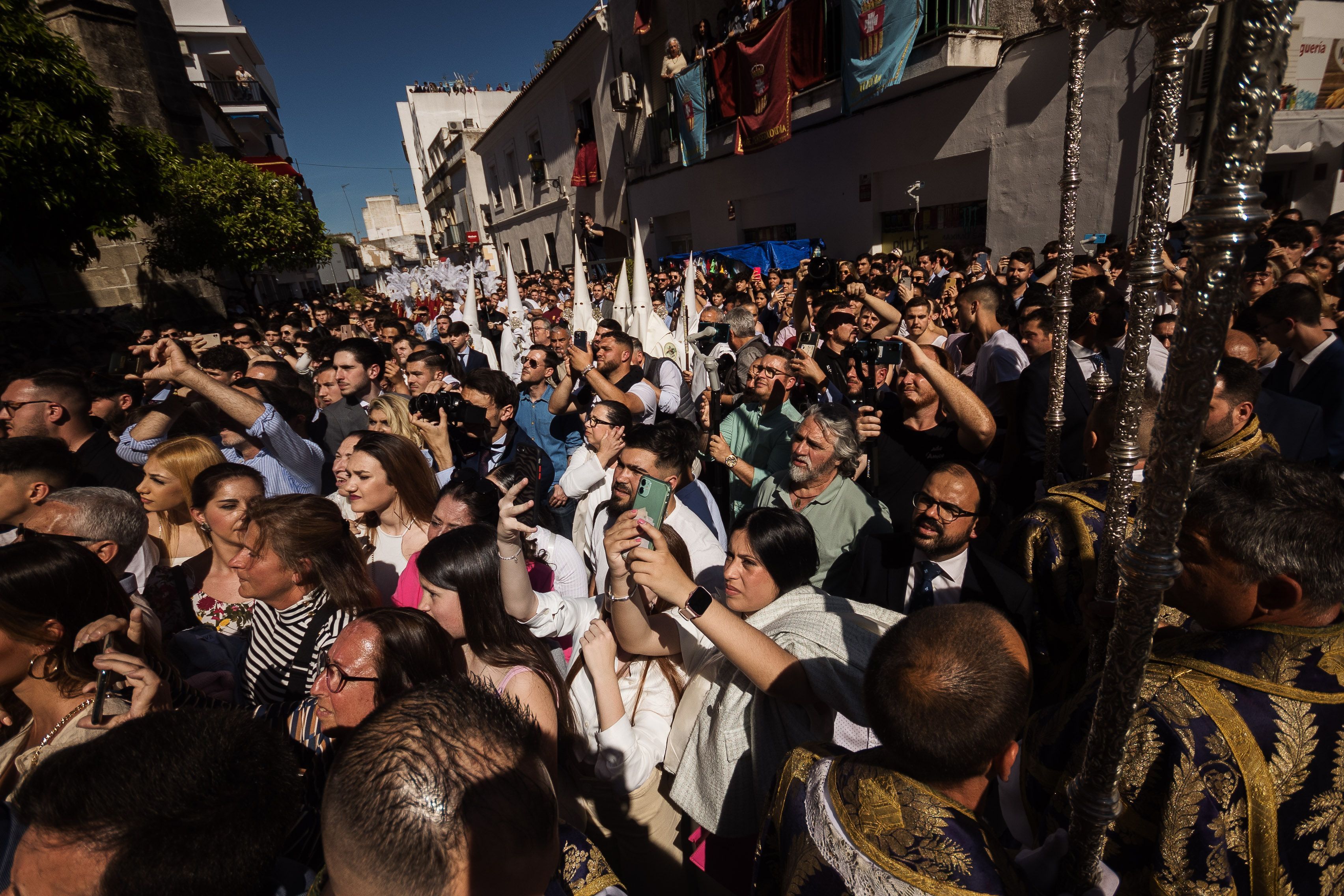Decenas de móviles grabando la salida de la Hermandad del Transporte de Jerez. 
