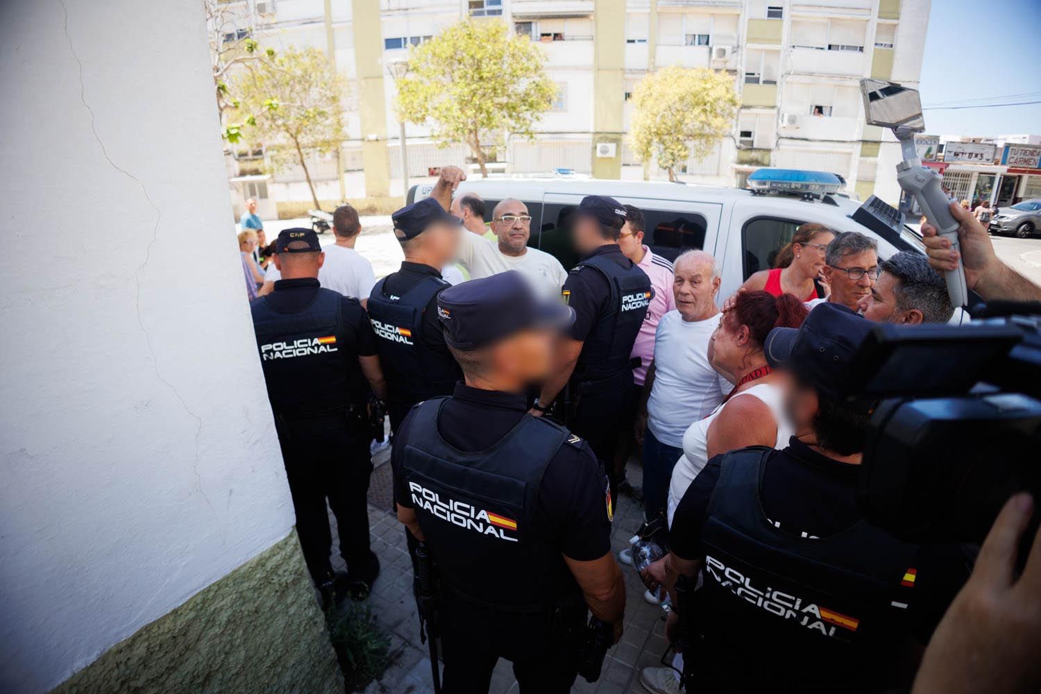 Vecinos movilizados contra un desahucio previsto en Jerez.