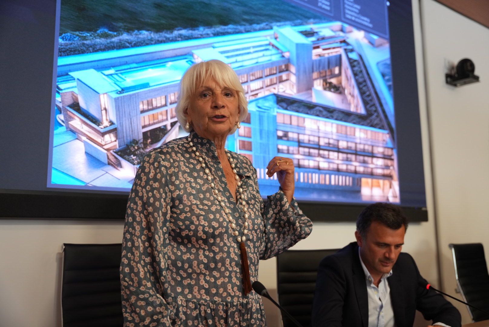 Teófila Martínez, durante la presentación del proyecto hotelero junto al alcalde Bruno García.  REYNA