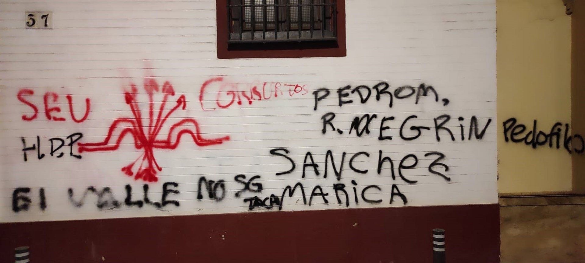 Pintada en la sede del PSOE en Sevilla.