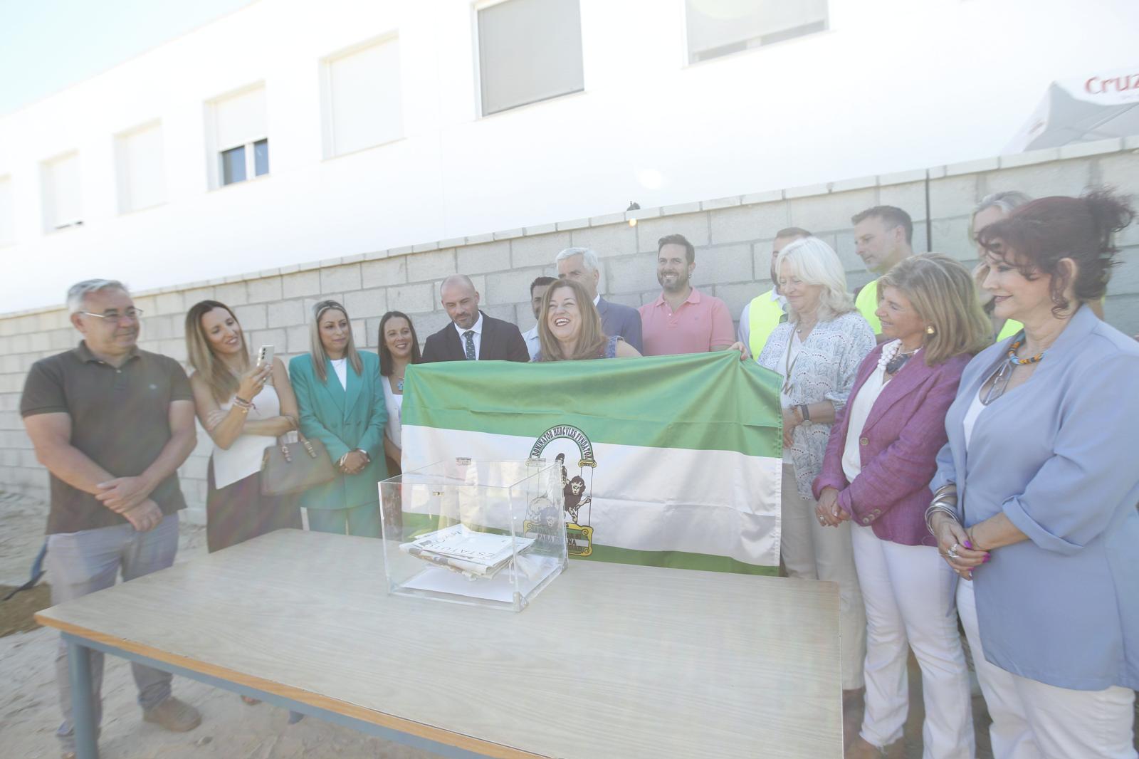 Una bandera de Andalucía en la primera piedra.