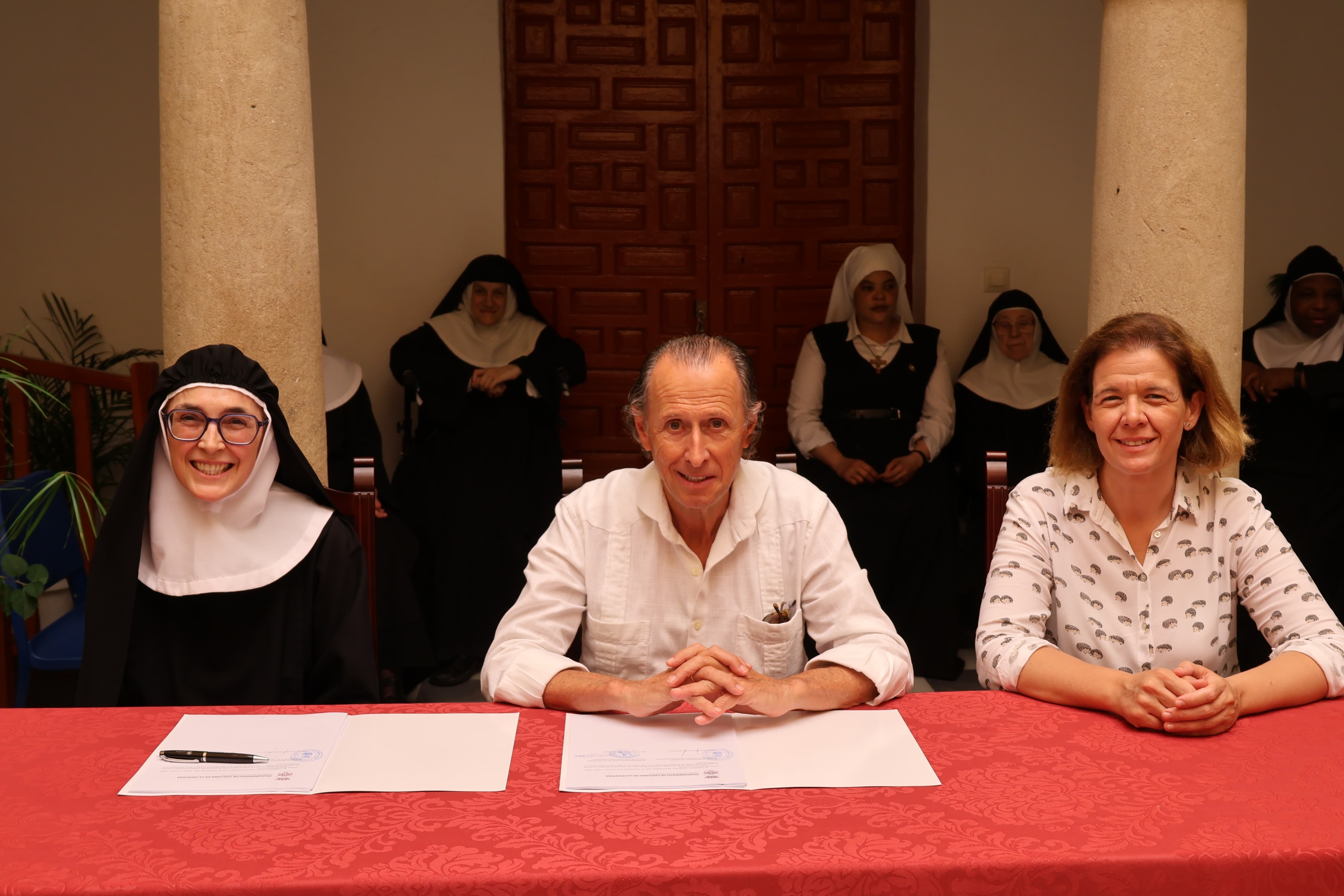 El alcalde y la priora de las Madres Agustinas durante la firma del convenio en el convento de las Orden. 