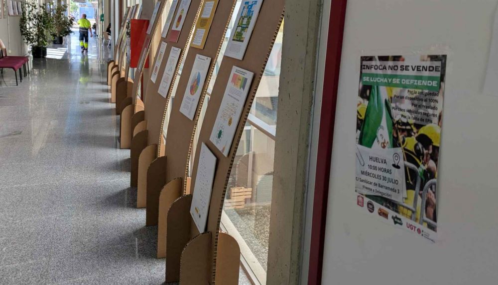 Cartel informando en la Universidad de Huelva de la concentración de los bomberos del Plan Infoca.