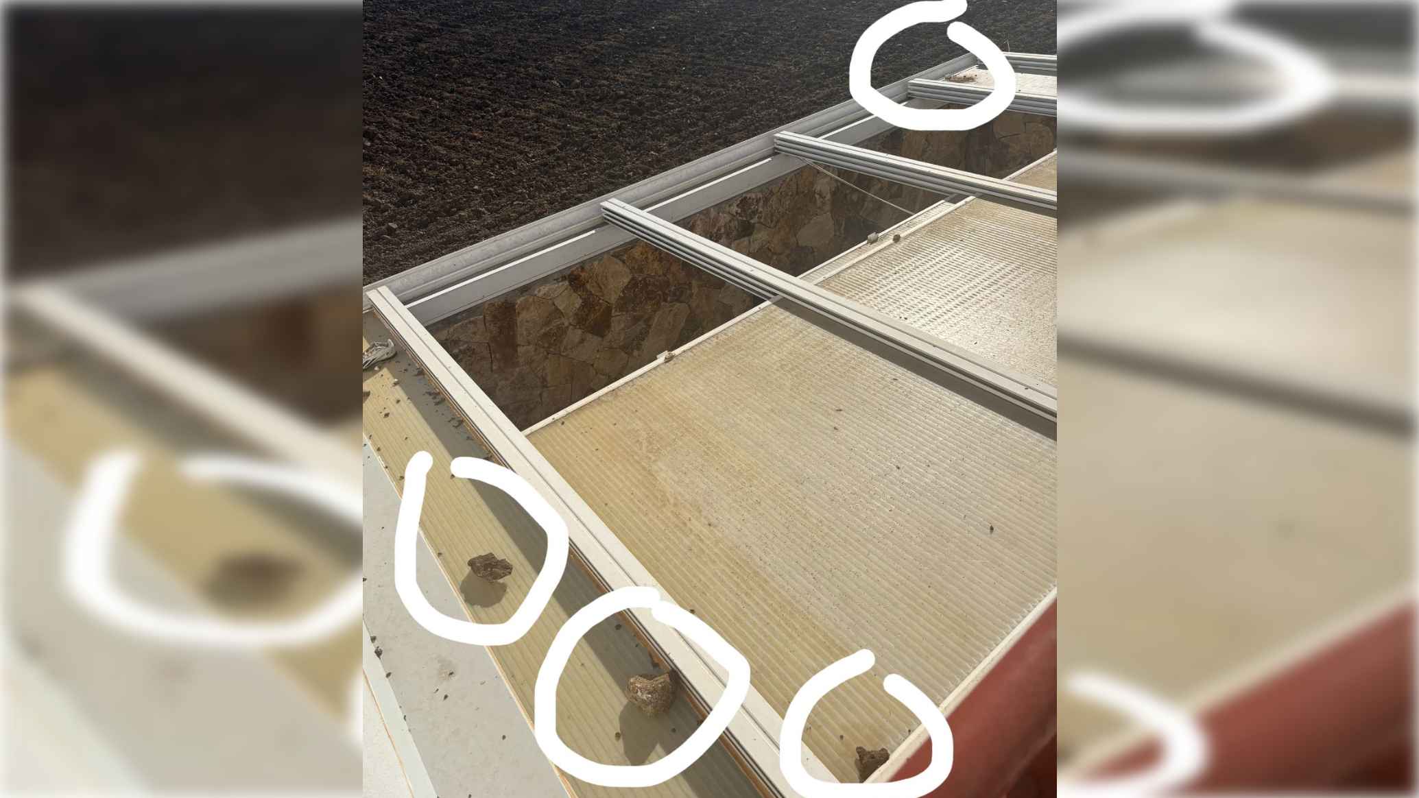 Imagen de las piedras de gran tamaño lanzadas contra una casa en La Barca.