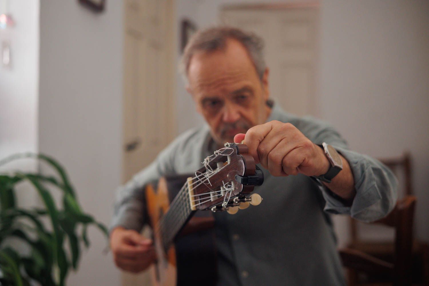 Luis Balaguer afina su guitarra para ensayar 'Yo voy soñando caminos'.