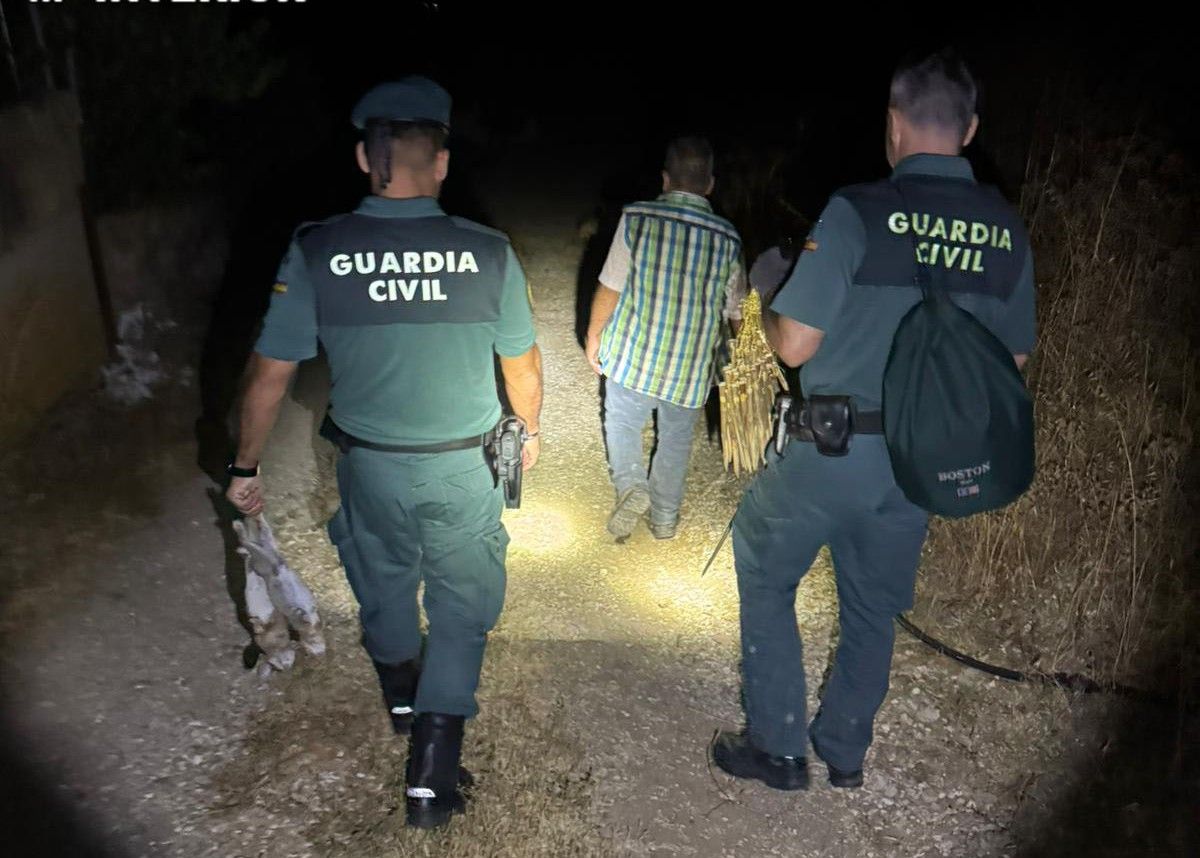 La Guardia Civil tras detener al cazador.