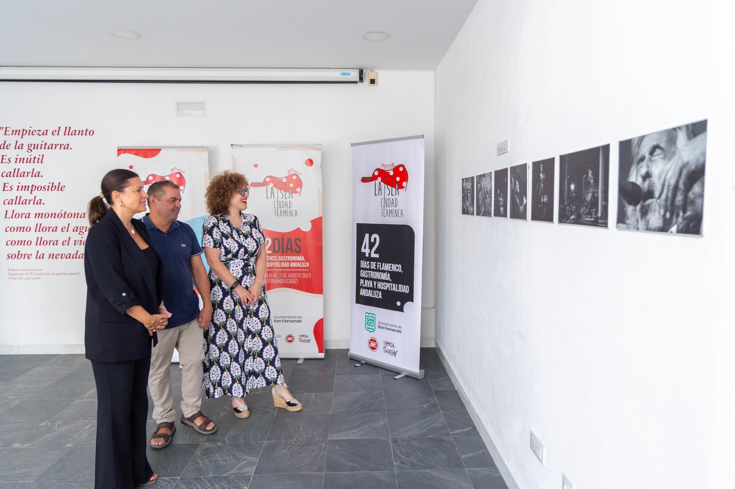 La alcaldesa, delegada de Culturas y comisario visitando la exposición.