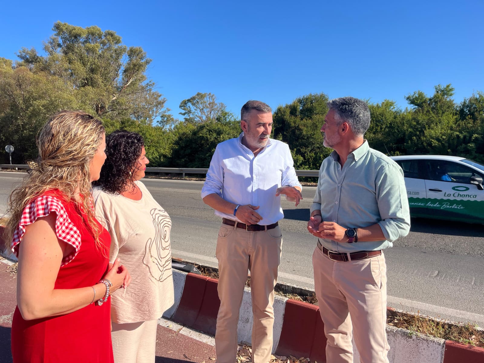 El vicesecretario general del PSOE, Javier Pizarro, y el alcalde de Rota, Javier Ruiz Arana en la estación de autobuses.