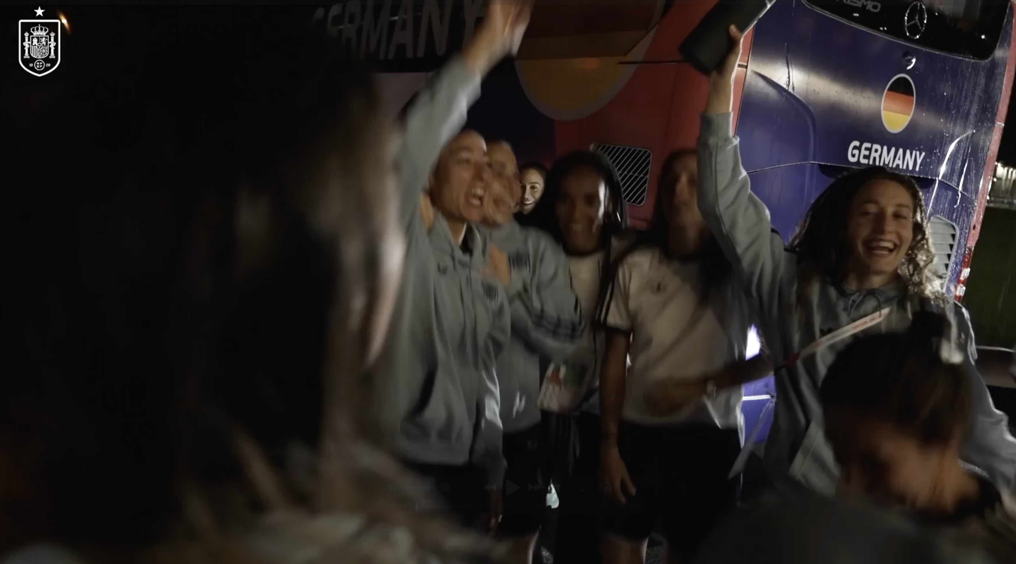  En un ambiente lógico de euforia desatada, las jugadoras de la Selección Española han celebrado a gritos, cánticos de todo tipo, vítores y tamborada su pase histórico a la final de la Euro 2025.