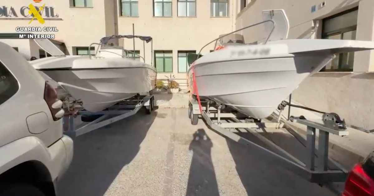 Las dos embarcaciones empleadas por los narcos para mover la droga.