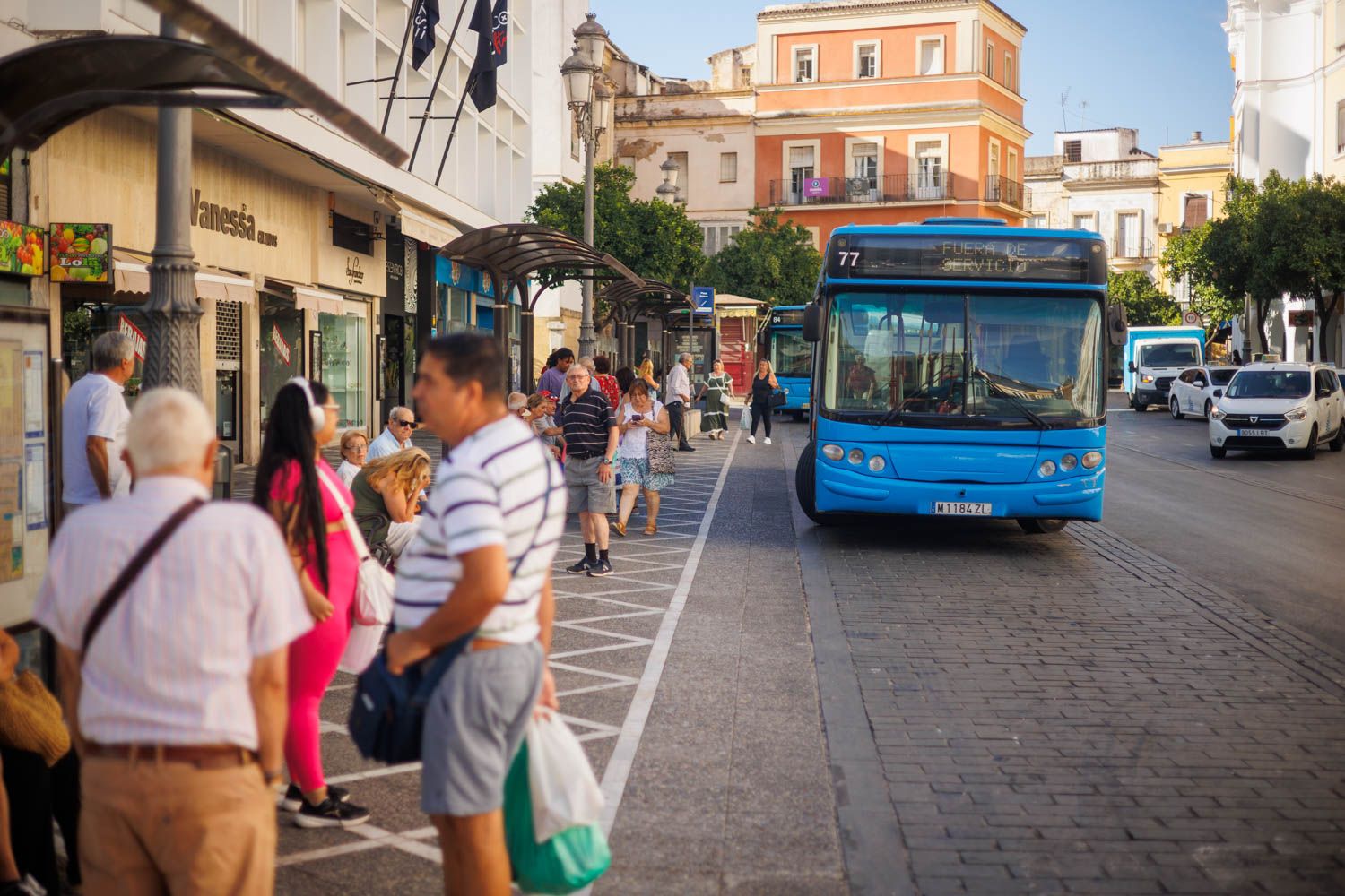 Un autobús urbano, en la 'cabecera' de plaza Esteve.