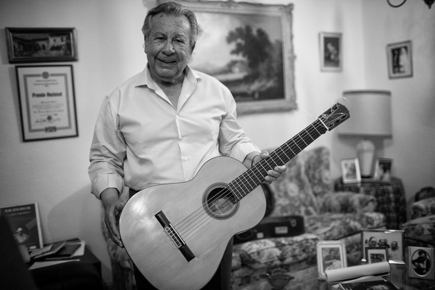 Manuel Morao, posando con su guitarra en una entrevista concedida a lavozdelsur.es.