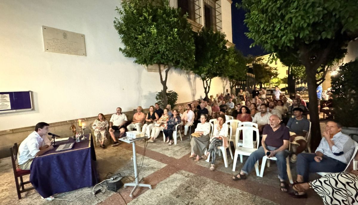 Francis Antonio durante la conferencia que ofreció en San Juan de Letrán. 
