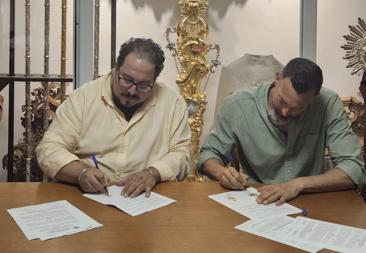 El hermano mayor y el diseñador firmando el acuerdo.